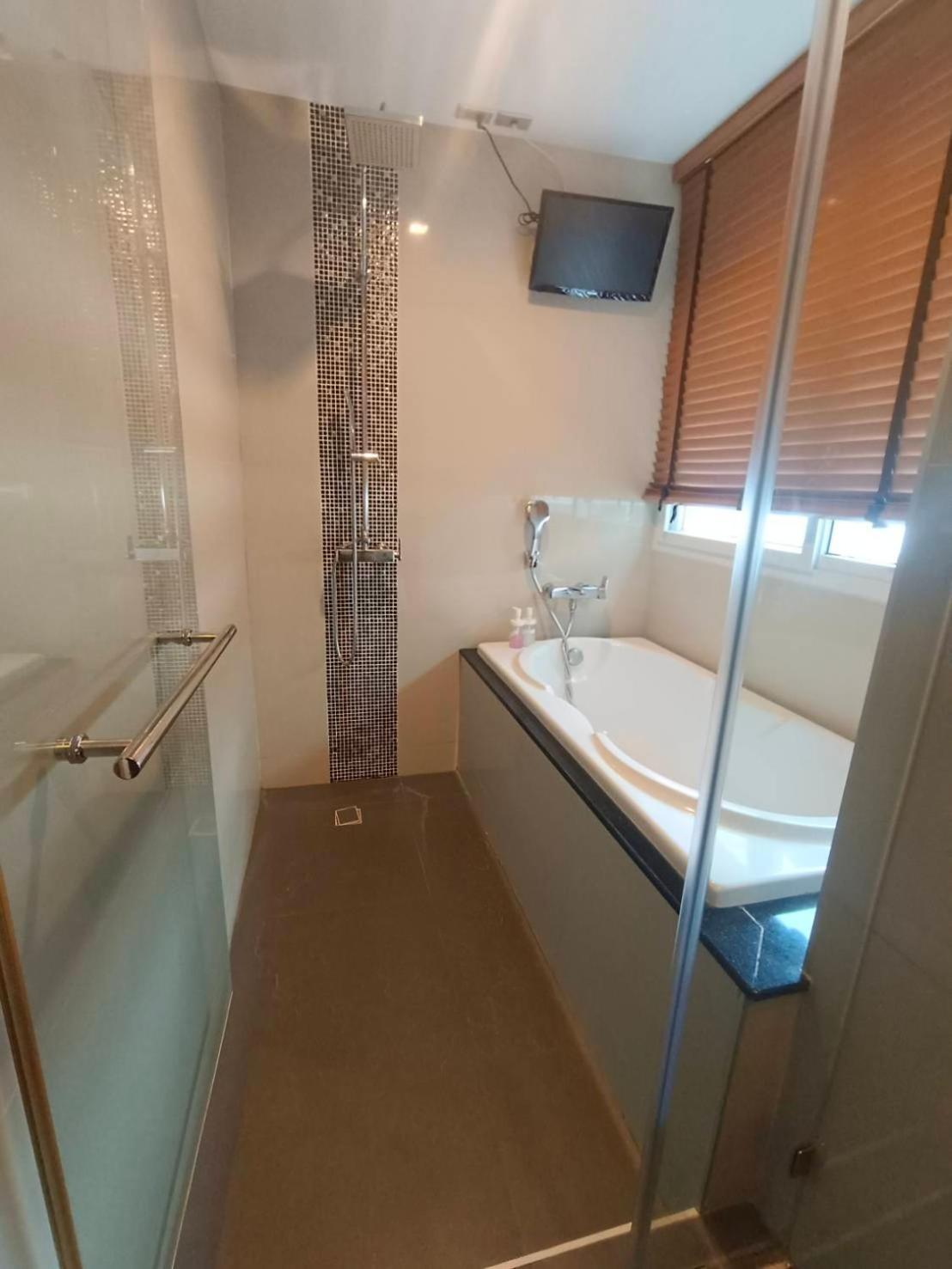 J Residence Thonglor 8 Бангкок Экстерьер фото