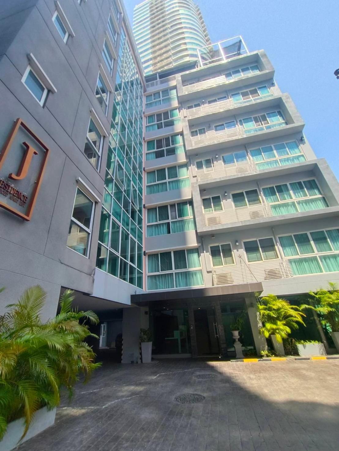 J Residence Thonglor 8 Бангкок Экстерьер фото