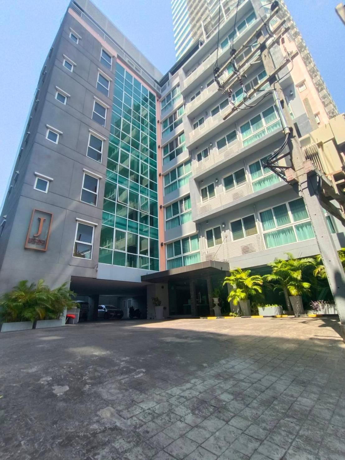 J Residence Thonglor 8 Бангкок Экстерьер фото